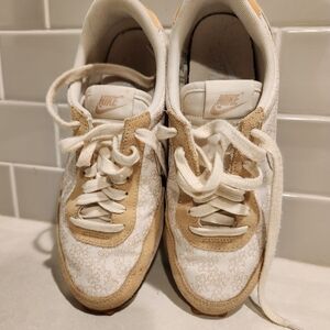 Nike Tan & White Lace-Up Sneakers